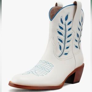 NWOT white and blue cowgirl boots